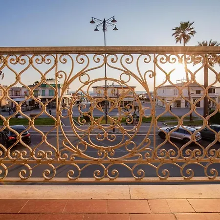 Vistamare, Superior On Viareggio's Promenade В'яреджо