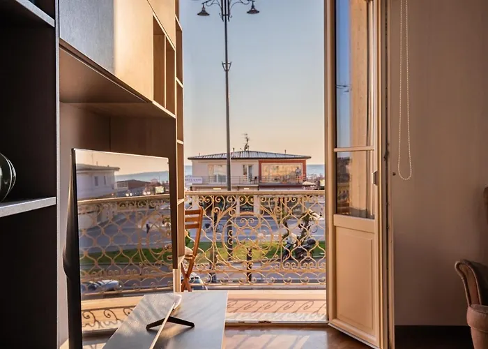 Vistamare, Superior On Viareggio's Promenade Apartment *