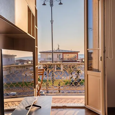 Vistamare, Superior On Viareggio's Promenade Daire *